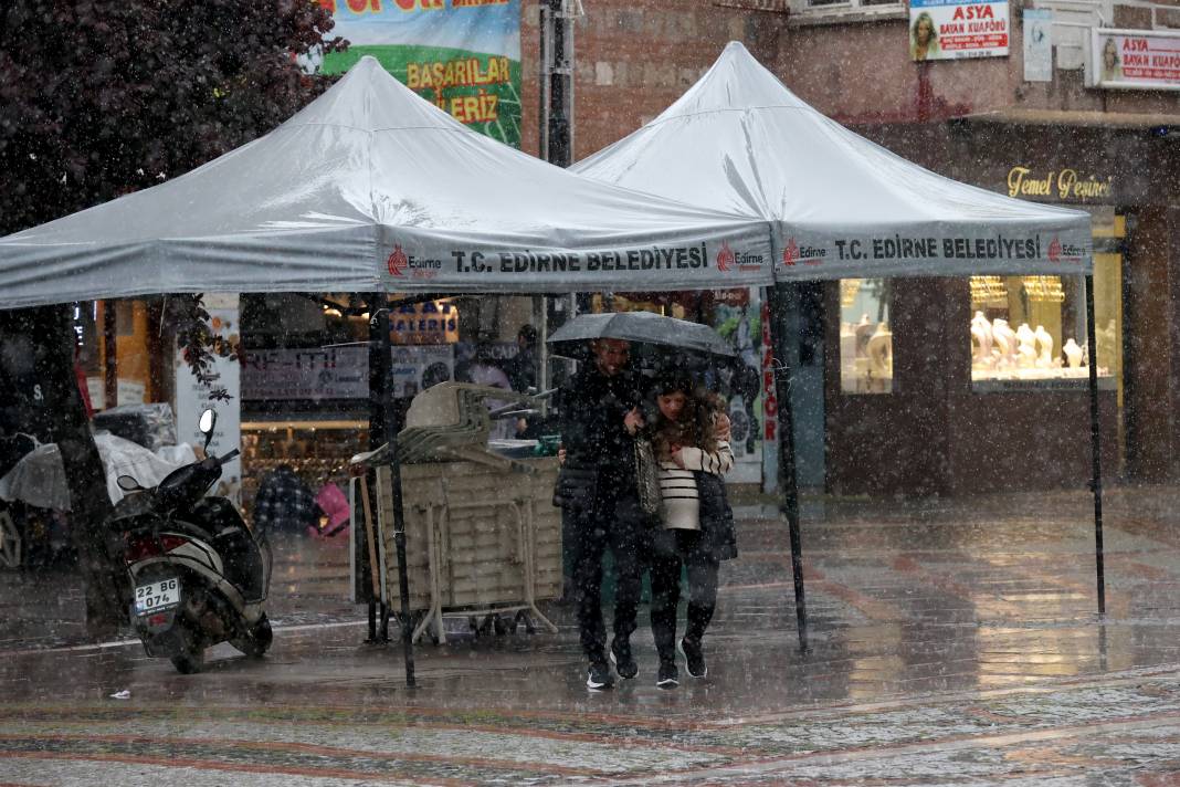 Edirne’yi sağanak vurdu! Cadde ve sokaklar göle döndü 4